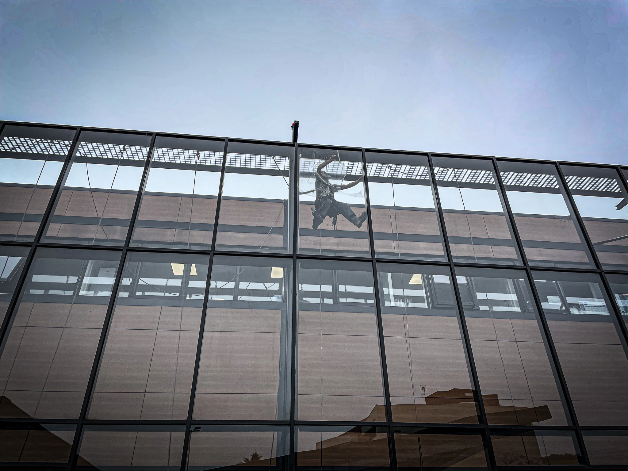 Nettoyage des vitrages d’un supermarché en exploitation